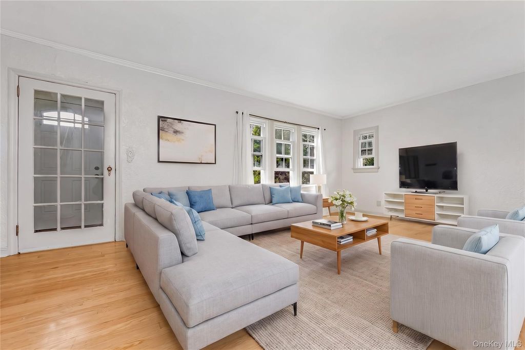 24829 Cambria Avenue, Little Neck, NY 11362 — photo 5