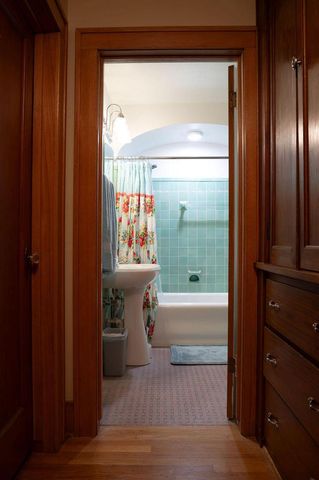 715 E College AVENUE, Waukesha, WI 53186