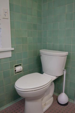 715 E College AVENUE, Waukesha, WI 53186