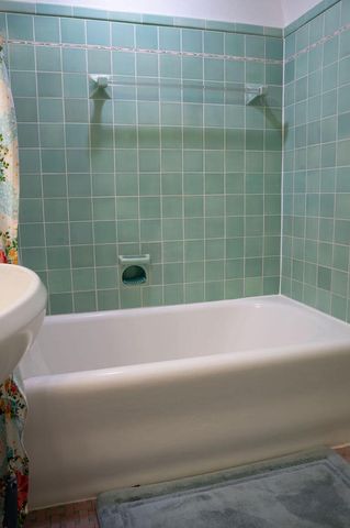 715 E College AVENUE, Waukesha, WI 53186