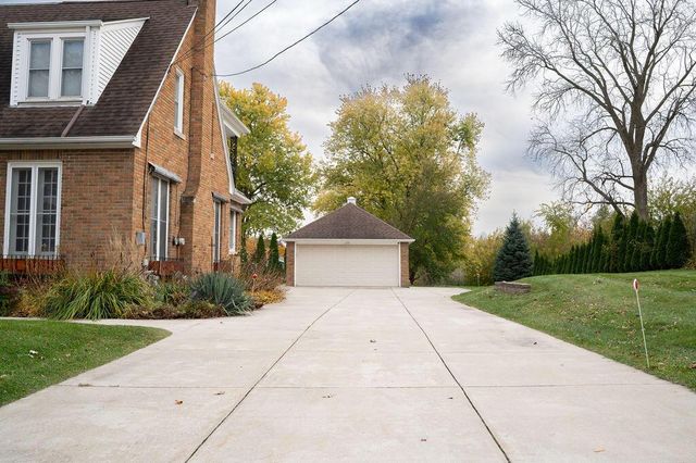 715 E College AVENUE, Waukesha, WI 53186