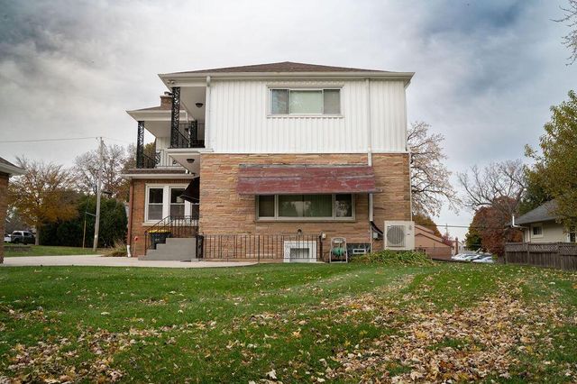 715 E College AVENUE, Waukesha, WI 53186