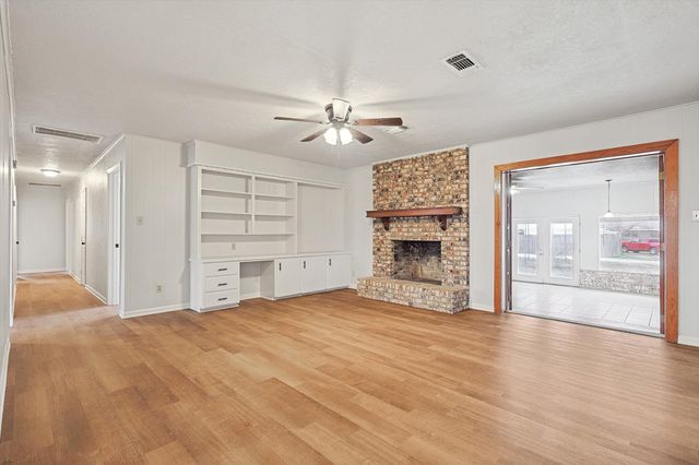 315 Hall Street, Whitesboro, TX 76273