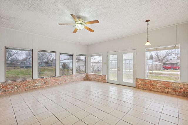 315 Hall Street, Whitesboro, TX 76273