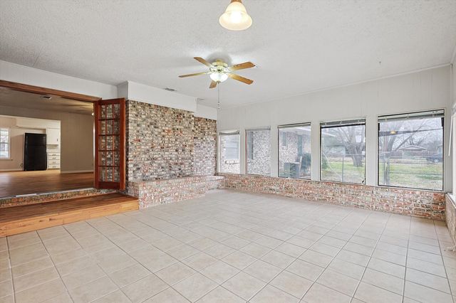 315 Hall Street, Whitesboro, TX 76273