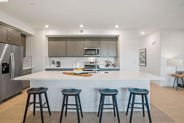 500 Somi CT 301, Hayward, CA 94544