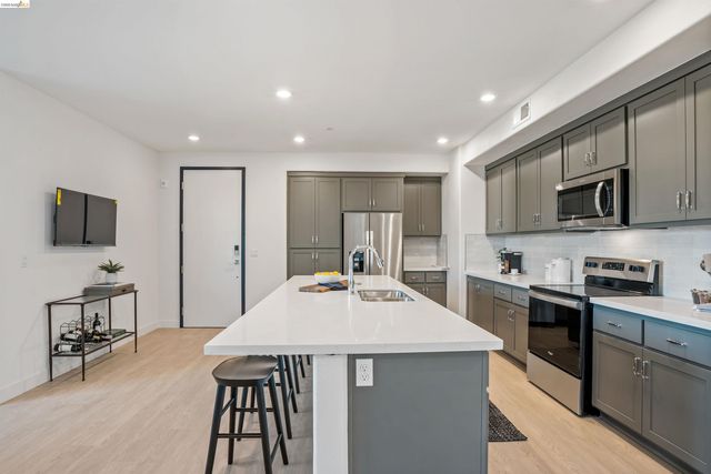 500 Somi CT 301, Hayward, CA 94544