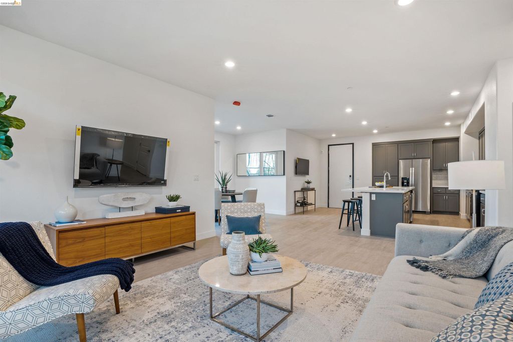 500 Somi CT 301, Hayward, CA 94544