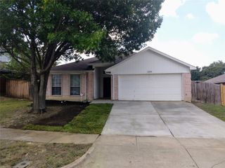 6104 Brookfall Drive, Arlington, TX 76018