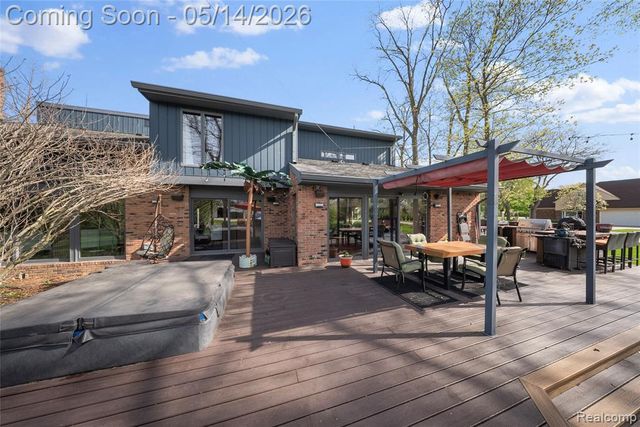 8727 Sarah Lane, Grosse Ile, MI 48138