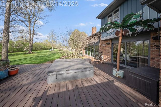 8727 Sarah Lane, Grosse Ile, MI 48138