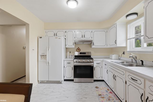 42654 Rutgers Drive, Sterling Heights, MI 48313