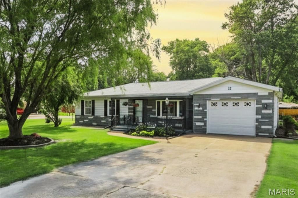 11 Oak Drive, Caseyville, IL 62232