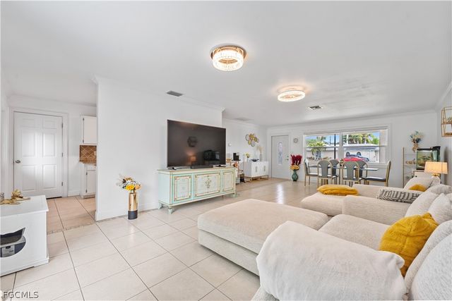 939 Bluebird ST, Naples, FL 34104