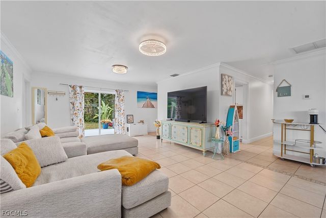 939 Bluebird ST, Naples, FL 34104