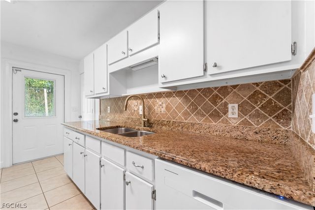 939 Bluebird ST, Naples, FL 34104