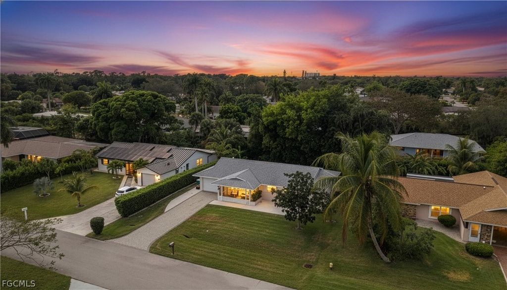 939 Bluebird ST, Naples, FL 34104