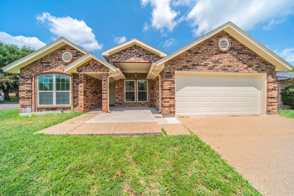 1940 Green Willow Drive, Fort Worth, TX 76134