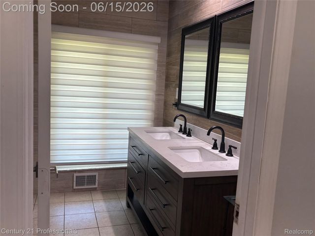 39548 Pinebrook Drive, Sterling Heights, MI 48310