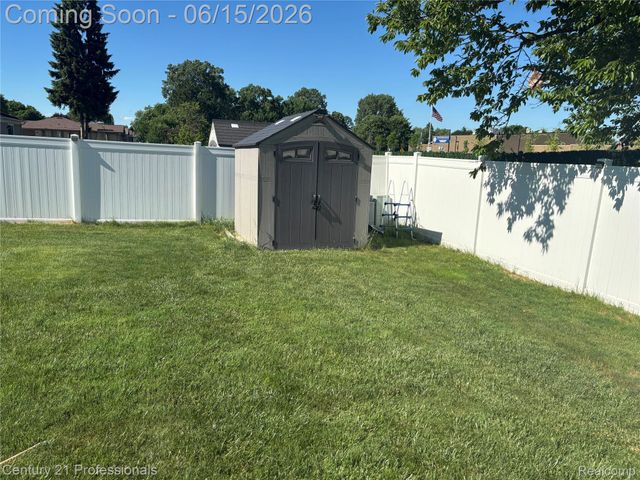 39548 Pinebrook Drive, Sterling Heights, MI 48310
