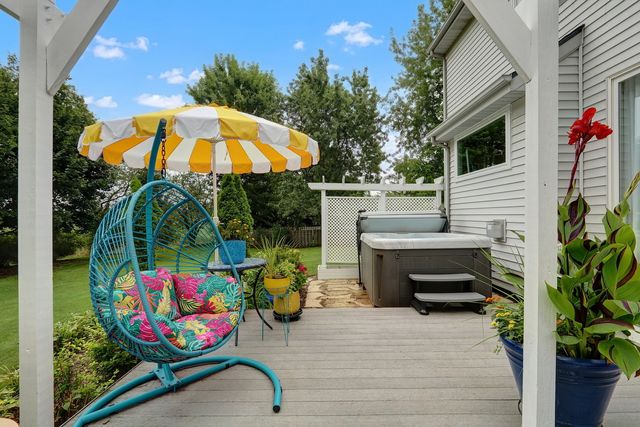 93 Old Farm Court, Lindenhurst, IL 60046