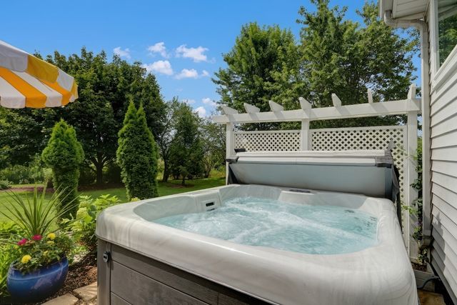 93 Old Farm Court, Lindenhurst, IL 60046