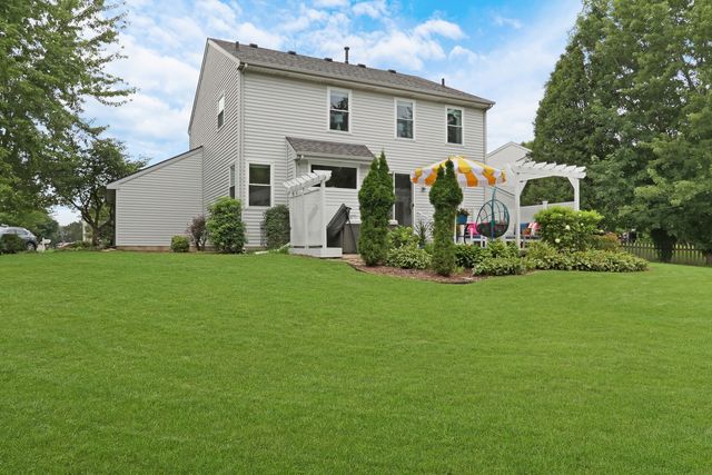 93 Old Farm Court, Lindenhurst, IL 60046