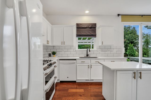93 Old Farm Court, Lindenhurst, IL 60046