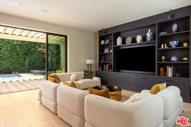 4210 Bellaire Avenue, Los Angeles, CA 91604