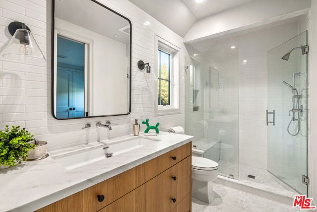 4210 Bellaire Avenue, Los Angeles, CA 91604