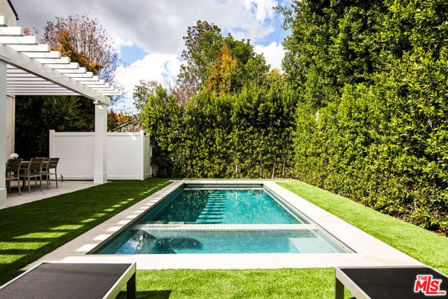 4210 Bellaire Avenue, Los Angeles, CA 91604