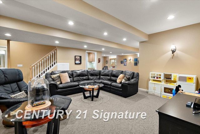 966 Hollow Corners Court, Rochester, MI 48307