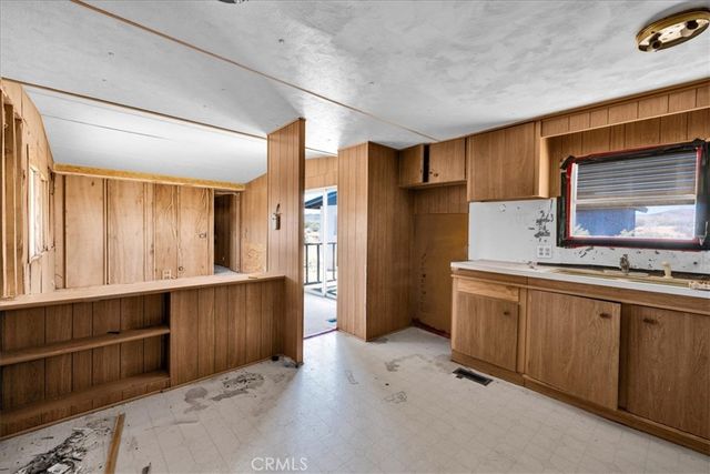 60650 Winters, Landers, CA 92285