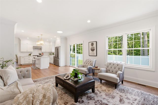5 Glen Way, Cold Spring Harbor, NY 11724