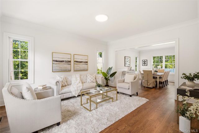 5 Glen Way, Cold Spring Harbor, NY 11724