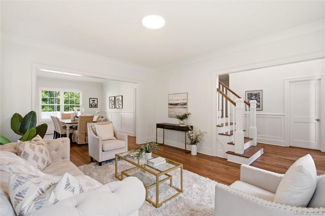5 Glen Way, Cold Spring Harbor, NY 11724