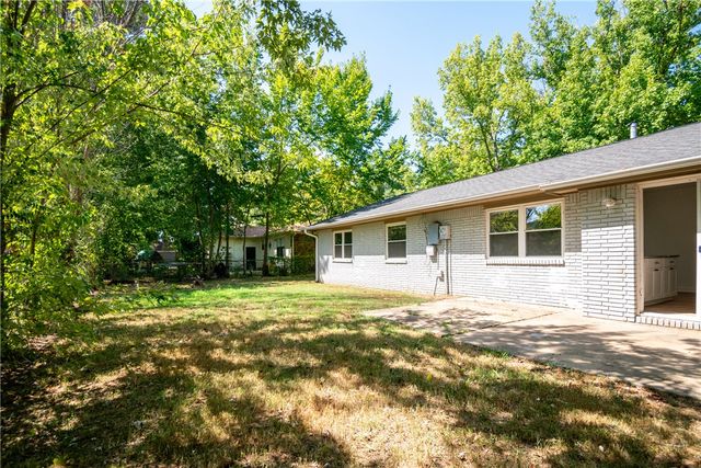 2332 S Clover Drive, Fayetteville, AR 72701
