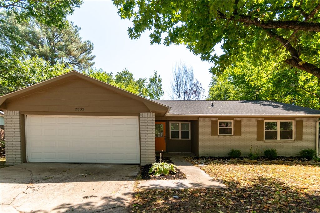 2332 S Clover Drive, Fayetteville, AR 72701