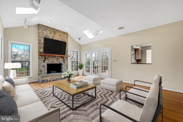 5825 MOSSROCK, Rockville, MD 20852