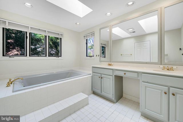 5825 MOSSROCK, Rockville, MD 20852