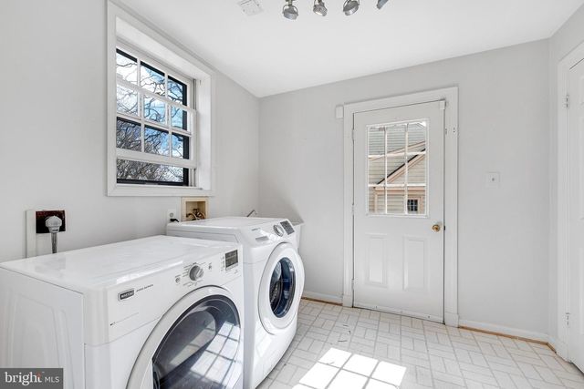 5825 MOSSROCK, Rockville, MD 20852