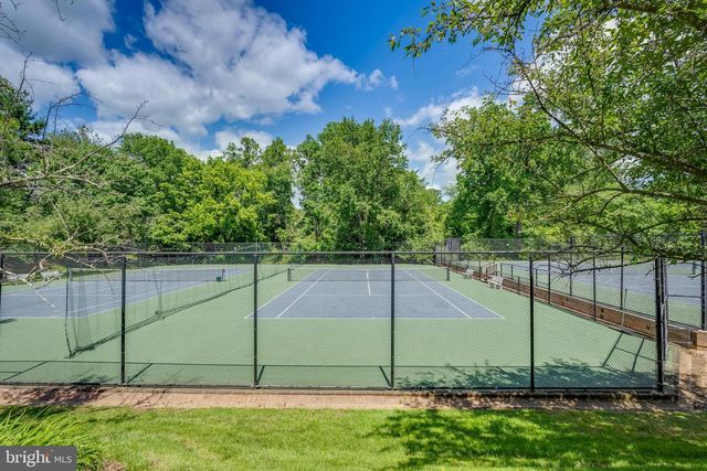 5825 MOSSROCK, Rockville, MD 20852