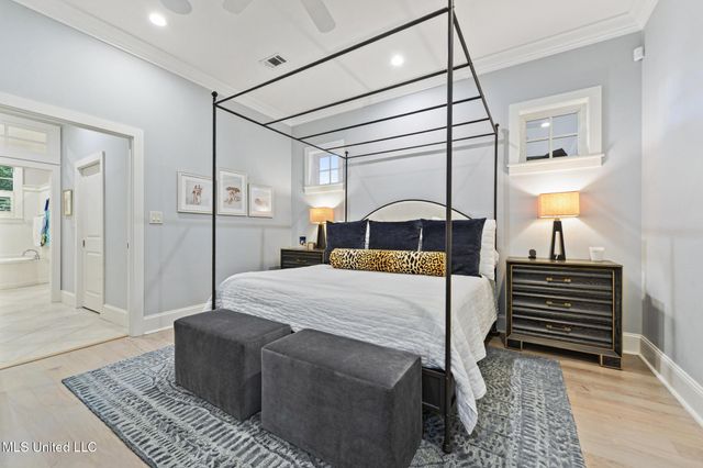 4 Mulberry Place, Ocean Springs, MS 39564