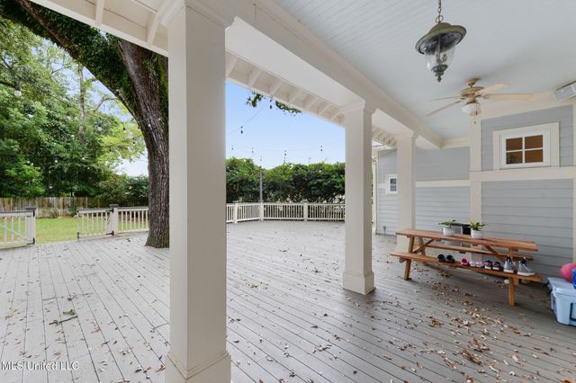 4 Mulberry Place, Ocean Springs, MS 39564