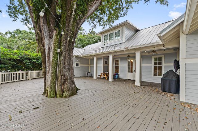 4 Mulberry Place, Ocean Springs, MS 39564