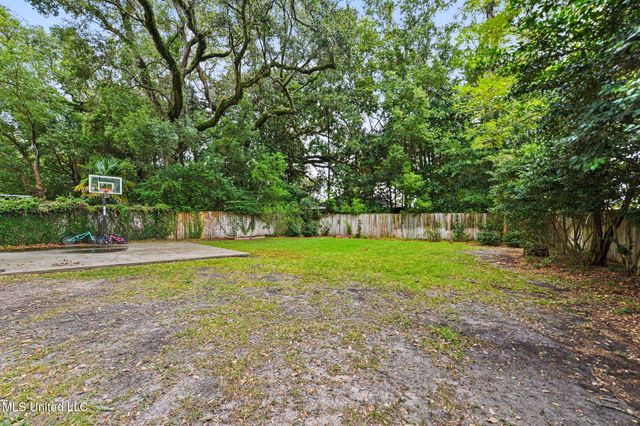 4 Mulberry Place, Ocean Springs, MS 39564