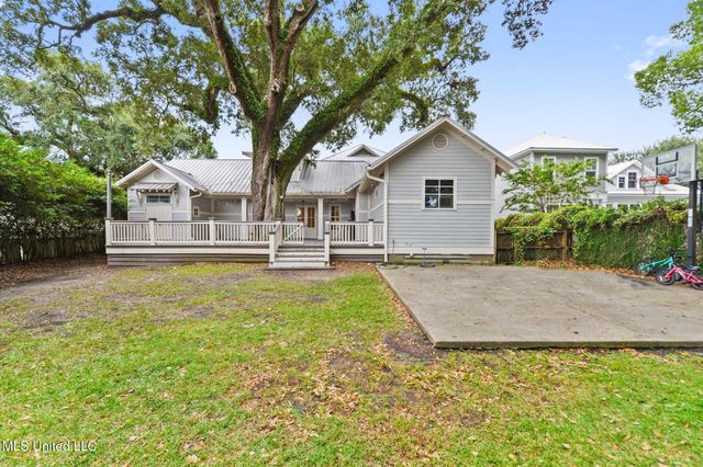 4 Mulberry Place, Ocean Springs, MS 39564