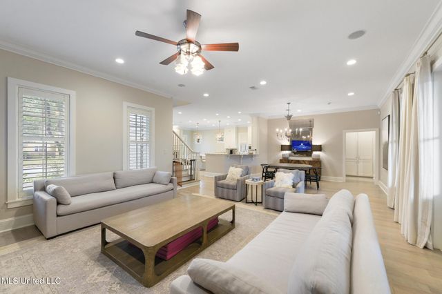 4 Mulberry Place, Ocean Springs, MS 39564