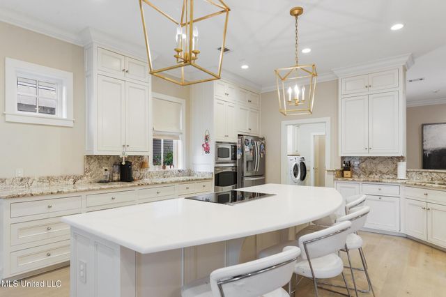 4 Mulberry Place, Ocean Springs, MS 39564