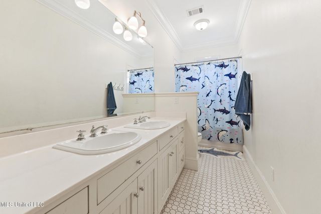 4 Mulberry Place, Ocean Springs, MS 39564